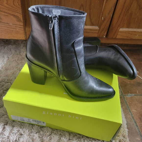 Leather Gianni Bini Western style Bootie - Picture 6 of 6